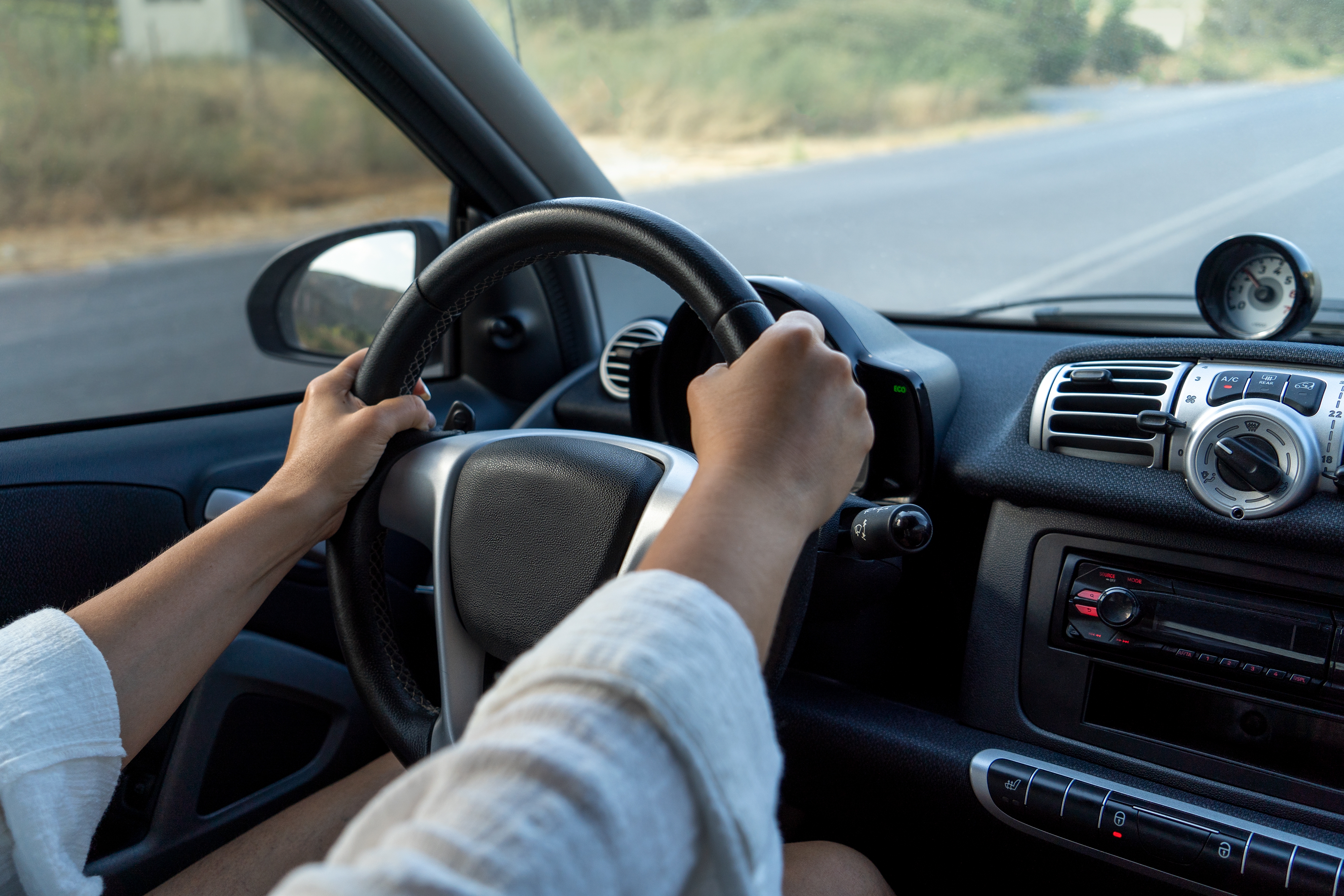 Riesgos de conducir con una sola mano en el volante