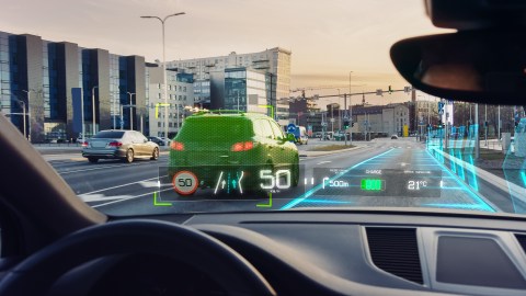 Consejos de una experta: Cómo manejar si un carro va pegado a ti