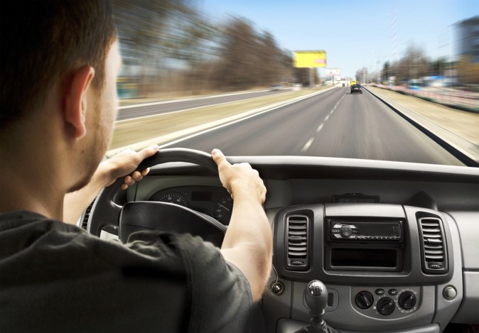 Consejos de una experta: Cómo manejar si un carro va pegado a ti