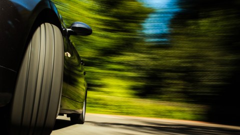 Mejores neumáticos para autos deportivos 2024