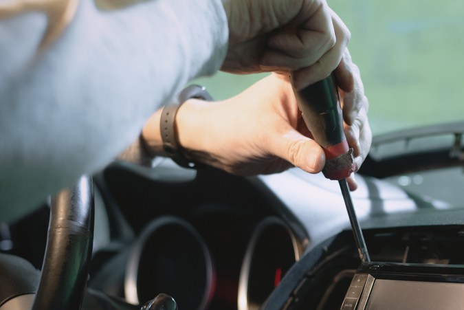 Cómo quitar el ruido del radio del carro