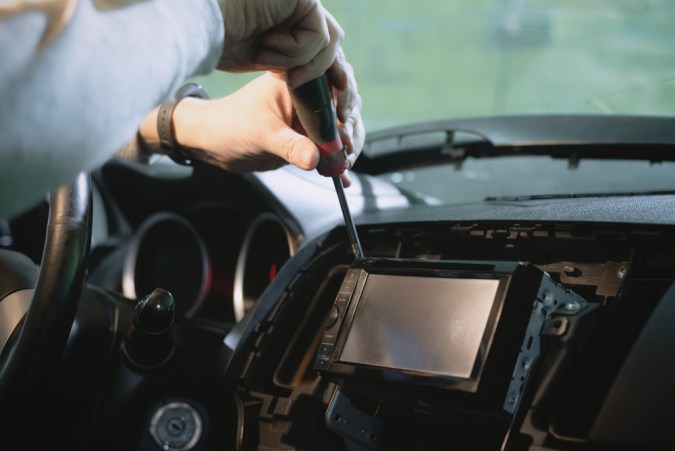 Cómo quitar el ruido del radio del carro
