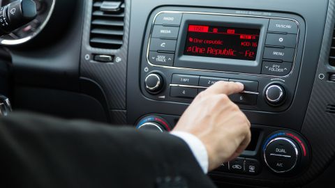 Cómo quitar el ruido del radio del carro