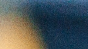 Riesgos de conducir con una sola mano en el volante