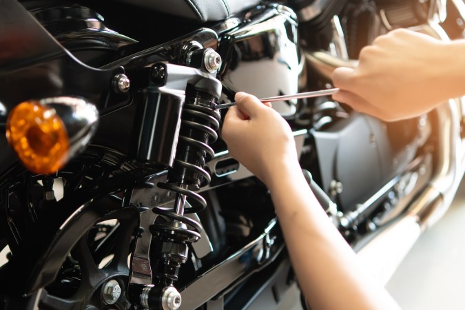 Cómo ajustar la suspensión de tu moto para ganar seguridad y rendimiento