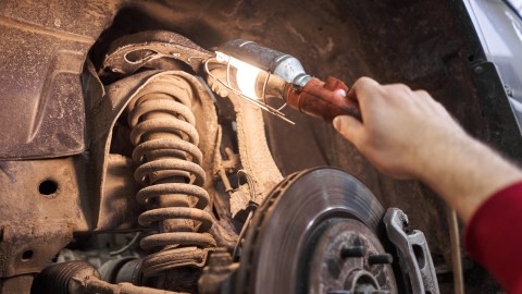 ¿Se pueden reparar los amortiguadores del auto?
