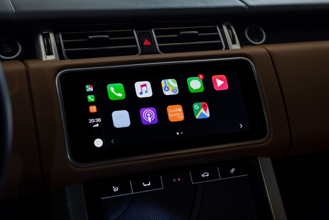 BMW cobrará el uso de Apple CarPlay en sus autos