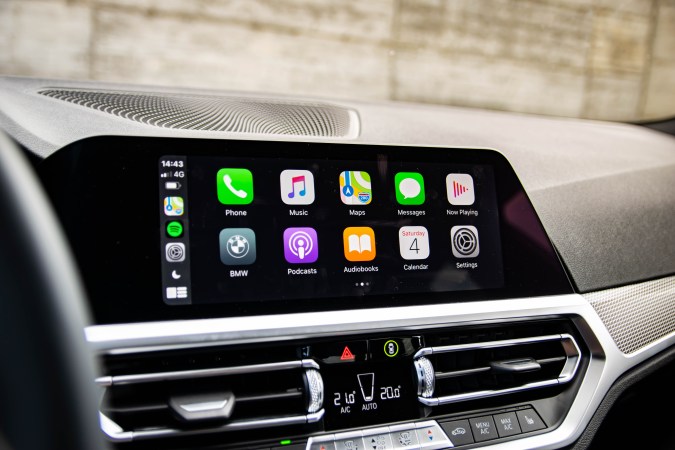 BMW cobrará el uso de Apple CarPlay en sus autos