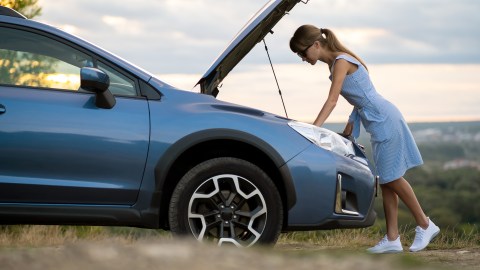 ¿Tu auto se apaga después de arrancar? Descubre por qué