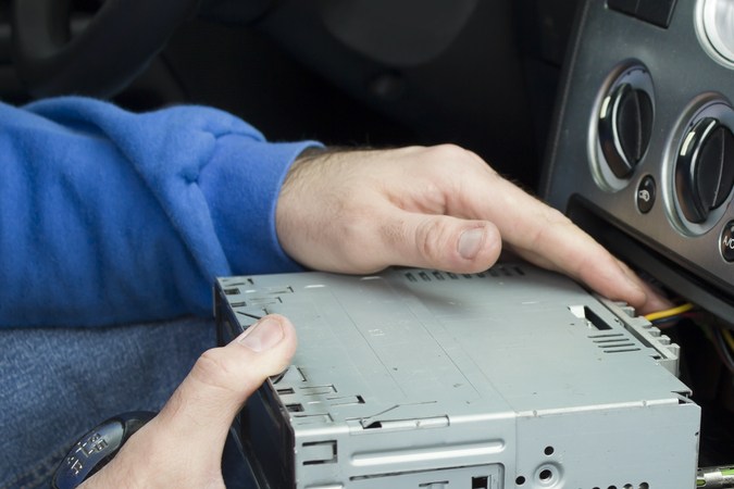 Cómo quitar el ruido del radio del carro