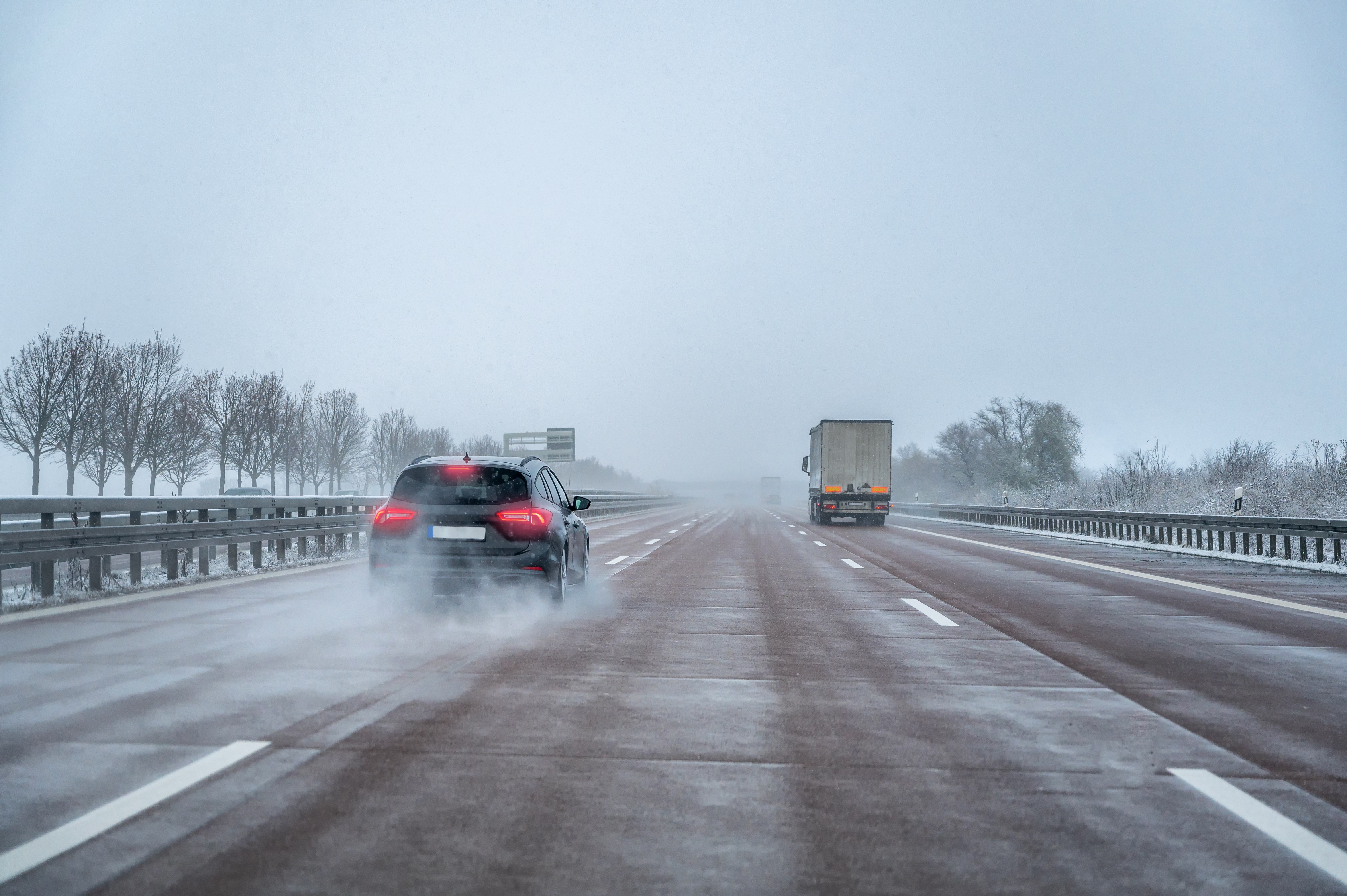 Consejos de una experta: Cómo manejar si un carro va pegado a ti