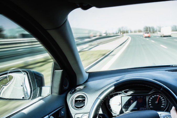 Por qué conducir a pocas revoluciones daña tu motor