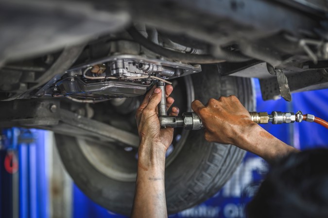 cuanto cuesta cambiar la transmision de un carro