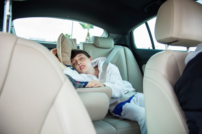 ¿Es peligroso dormir en el auto?