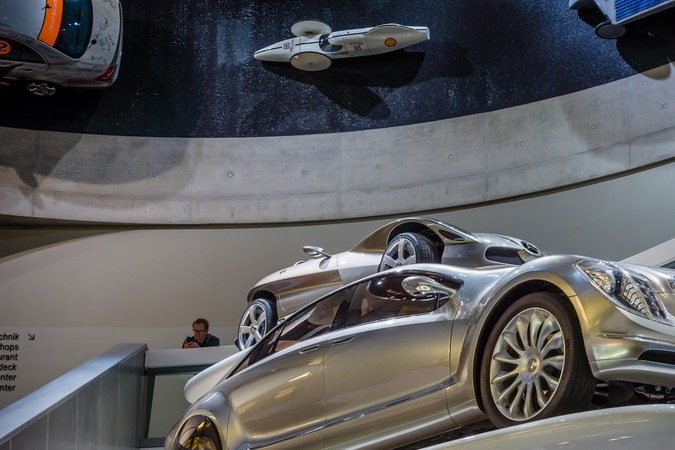 Mercedes creó motor sin bujías y consumo a nivel del diésel