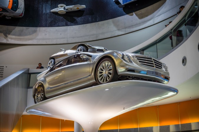 Mercedes creó motor sin bujías y consumo a nivel del diésel