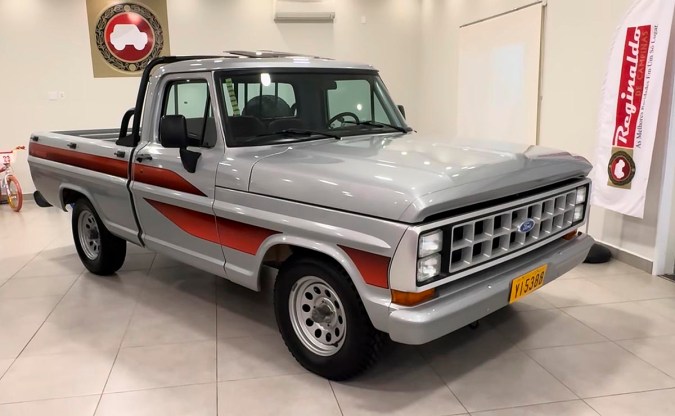 Tesoros ocultos: hallan Ford F-1000 con 0 km y sin estrenar