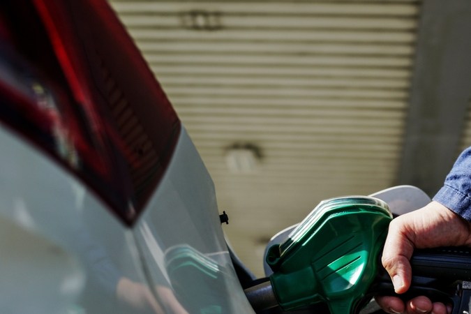 ¿Llenar el tanque a tope daña tu carro? La respuesta final