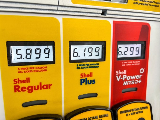 Los riesgos de cargar combustible en gasolineras low cost