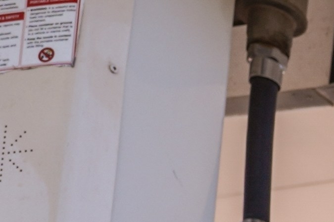 Los riesgos de cargar combustible en gasolineras low cost