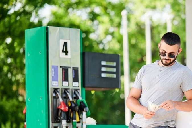 ¿Llenar el tanque a tope daña tu carro? La respuesta final