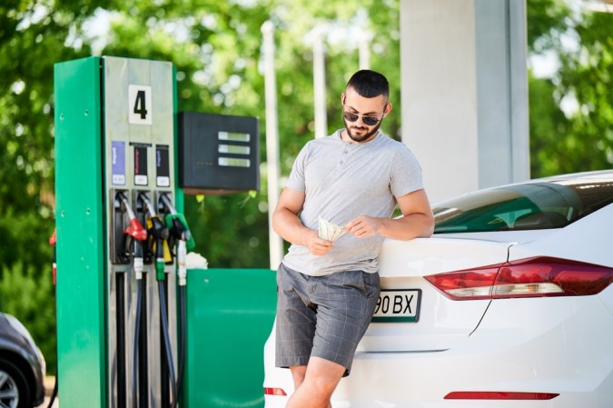 ¿Llenar el tanque a tope daña tu carro? La respuesta final