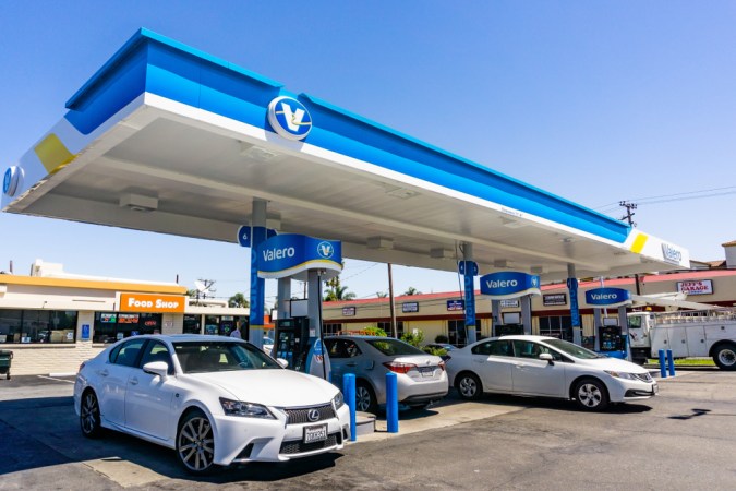 Los riesgos de cargar combustible en gasolineras low cost