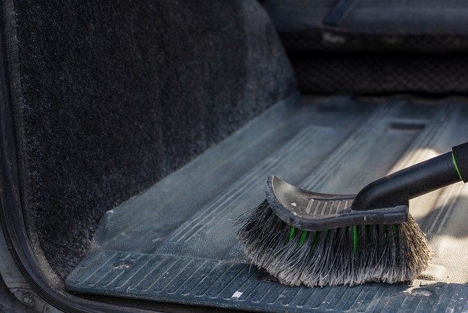 Guía práctica para limpiar un derrame de gasolina en el maletero