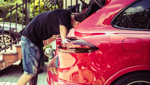 Guía práctica para limpiar un derrame de gasolina en el maletero