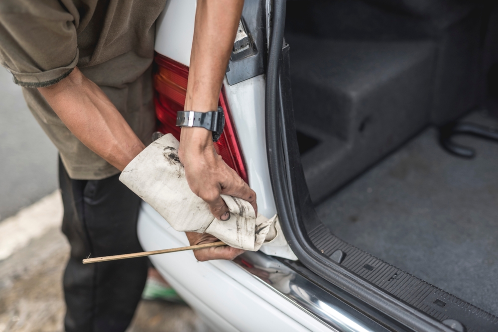 Guía práctica para limpiar un derrame de gasolina en el maletero