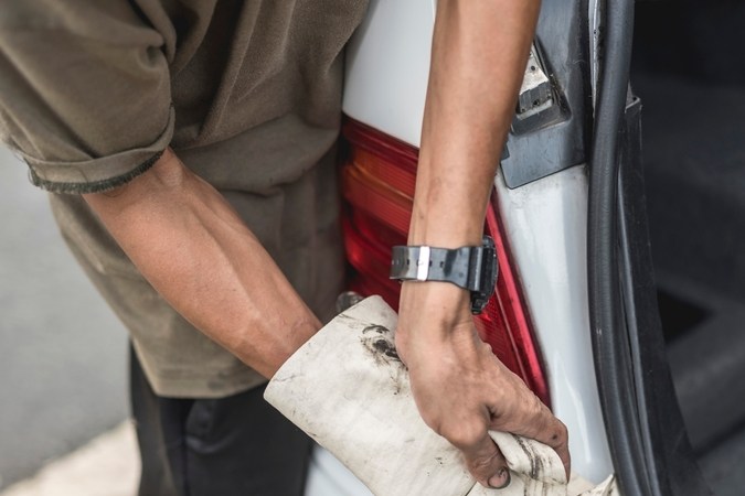 Guía práctica para limpiar un derrame de gasolina en el maletero