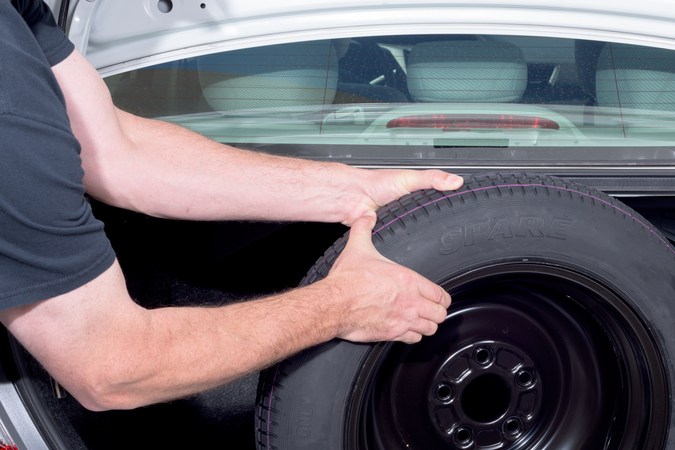 ¿Se vence la llanta de repuesto?