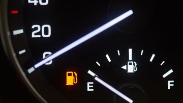 luz de reserva de combustible no se apaga