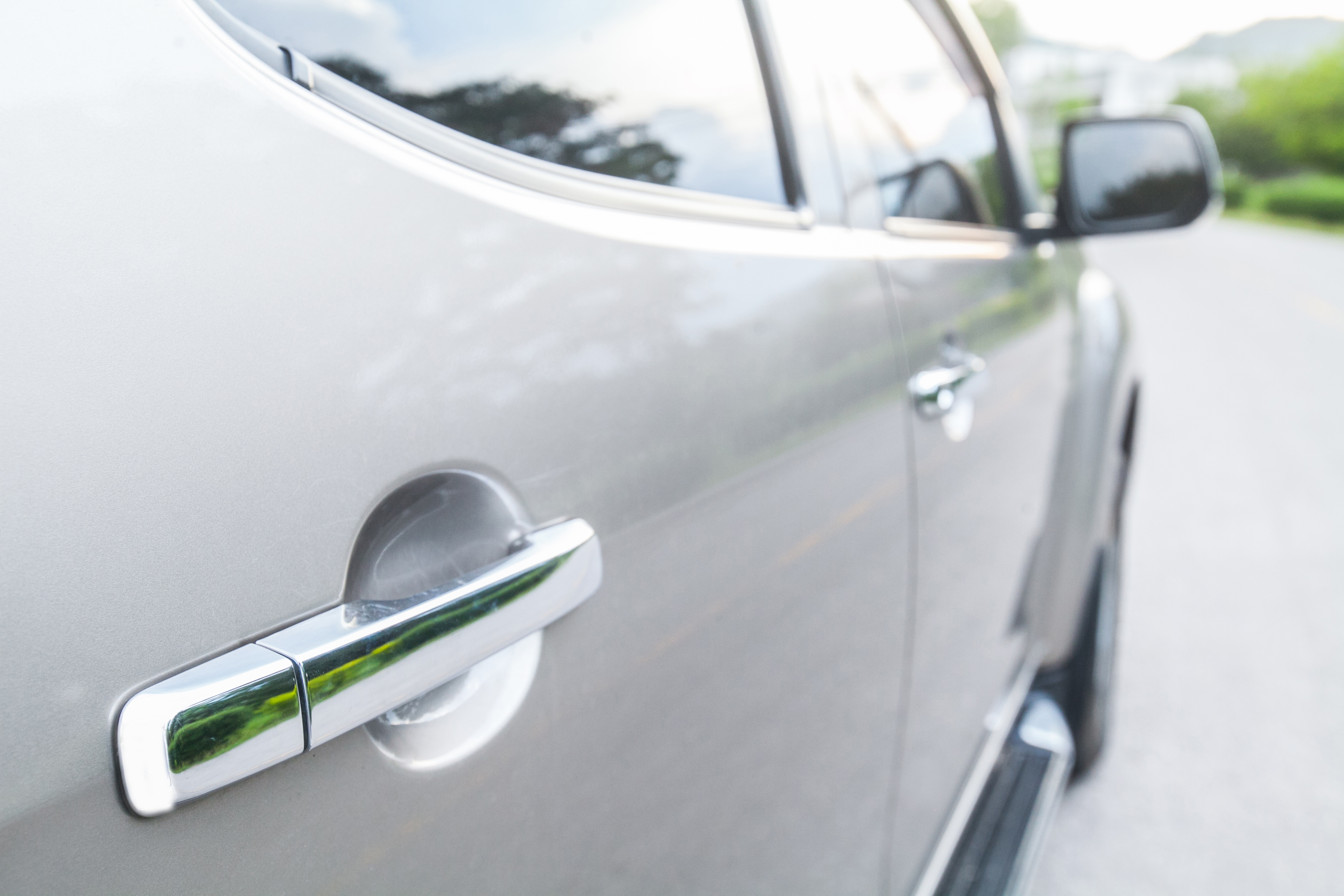 Cómo usar las manijas del auto para evitar rayones al estacionar