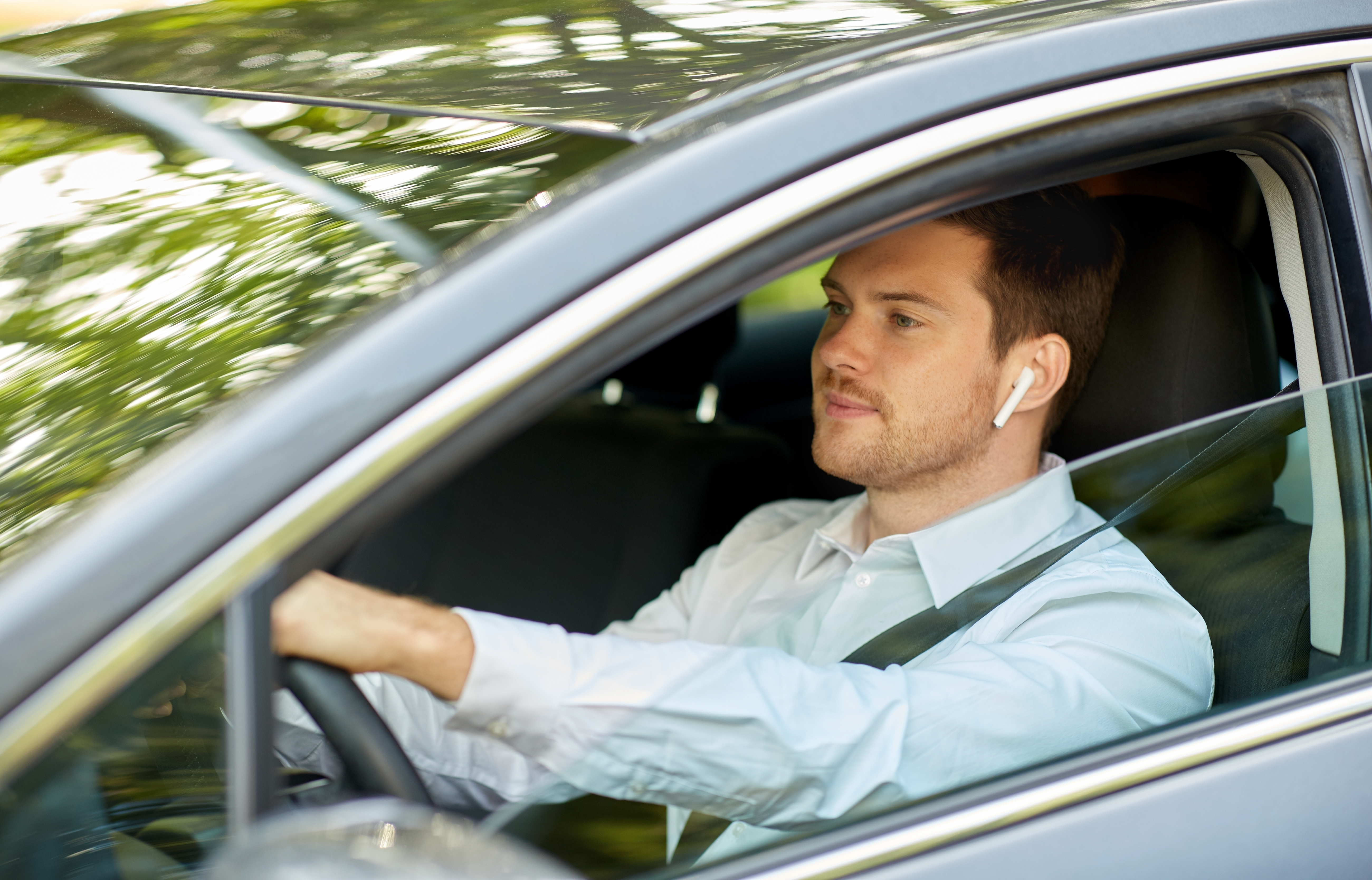 Riesgos de conducir con una sola mano en el volante