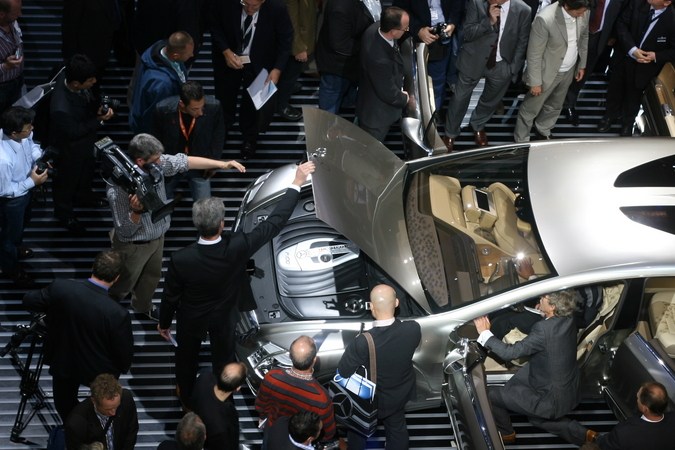 Mercedes creó motor sin bujías y consumo a nivel del diésel