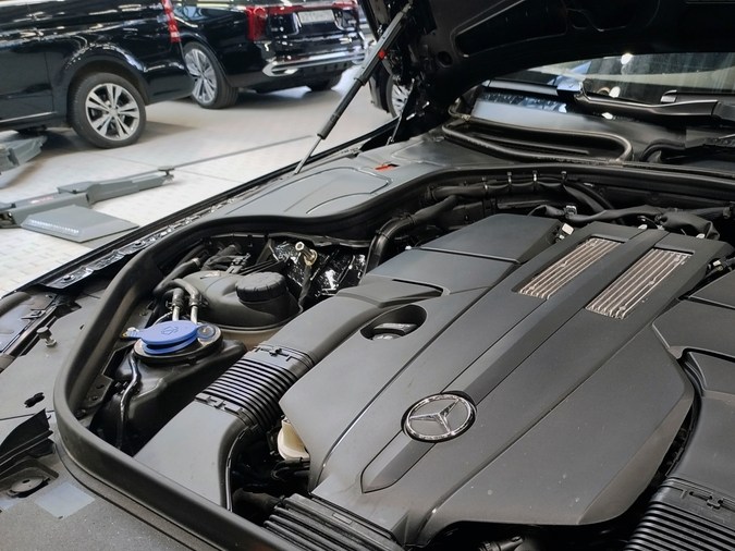 Mercedes creó motor sin bujías y consumo a nivel del diésel