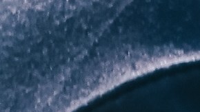 Ladrón tratando de vulnerar la cerradura para robar un auto