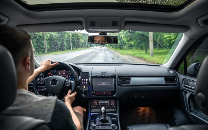 Cómo ajustar la altura del volante del carro
