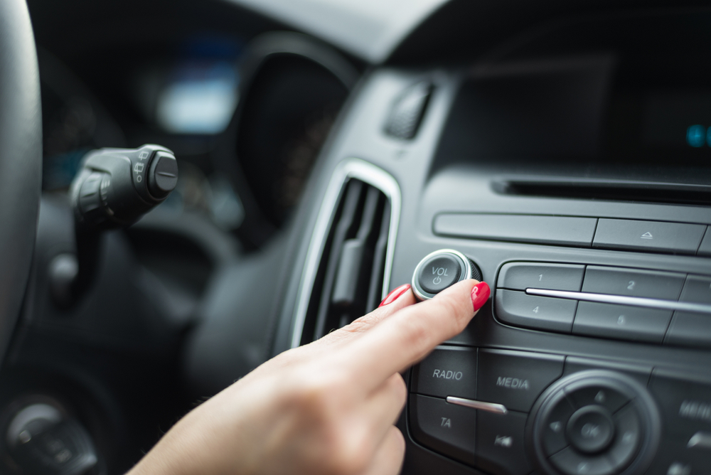 Cómo quitar el ruido del radio del carro