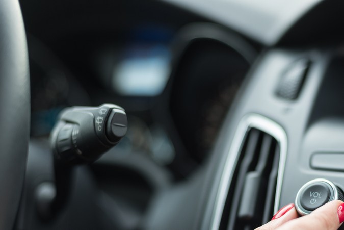 Cómo quitar el ruido del radio del carro