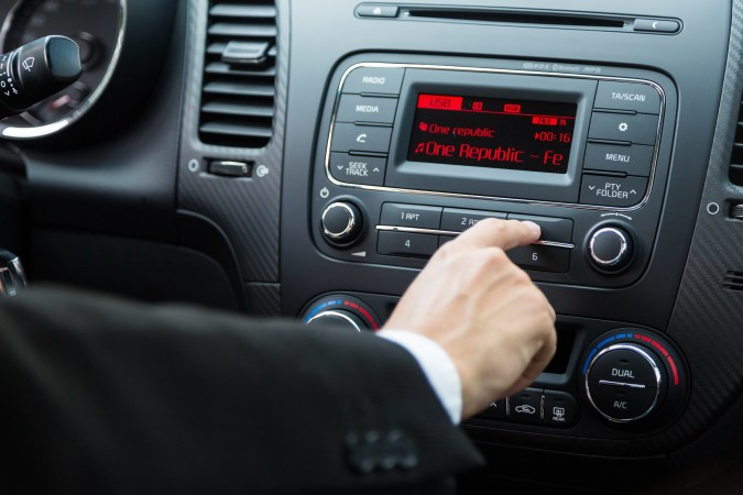 Por qué no se escucha la radio de mi carro