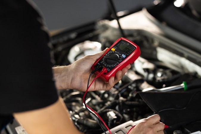 ¿Tu auto se apaga después de arrancar? Descubre por qué