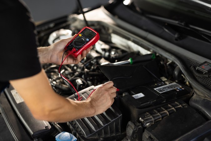 ¿Tu auto se apaga después de arrancar? Descubre por qué