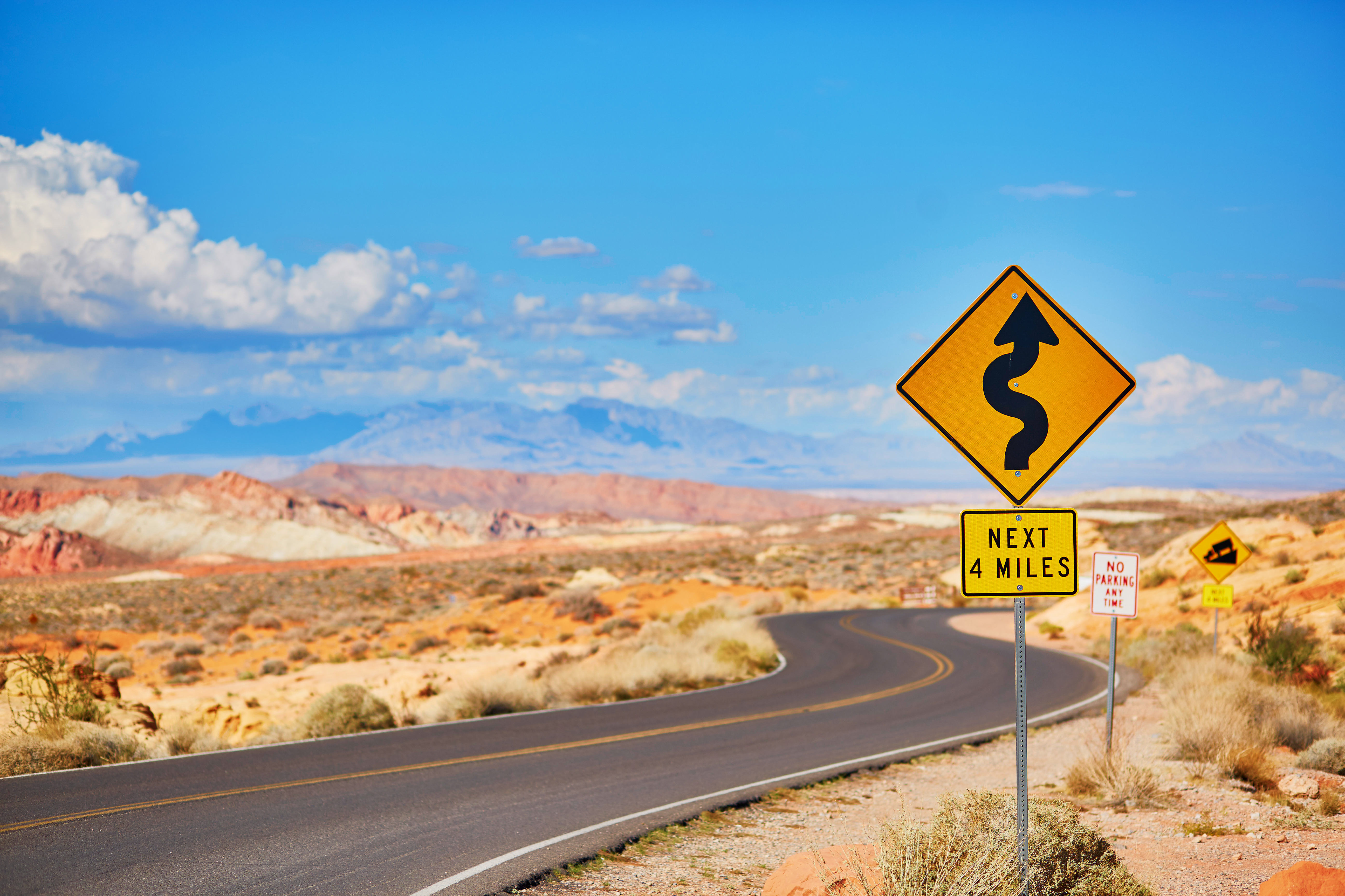 road narrows winding road sign qué significan