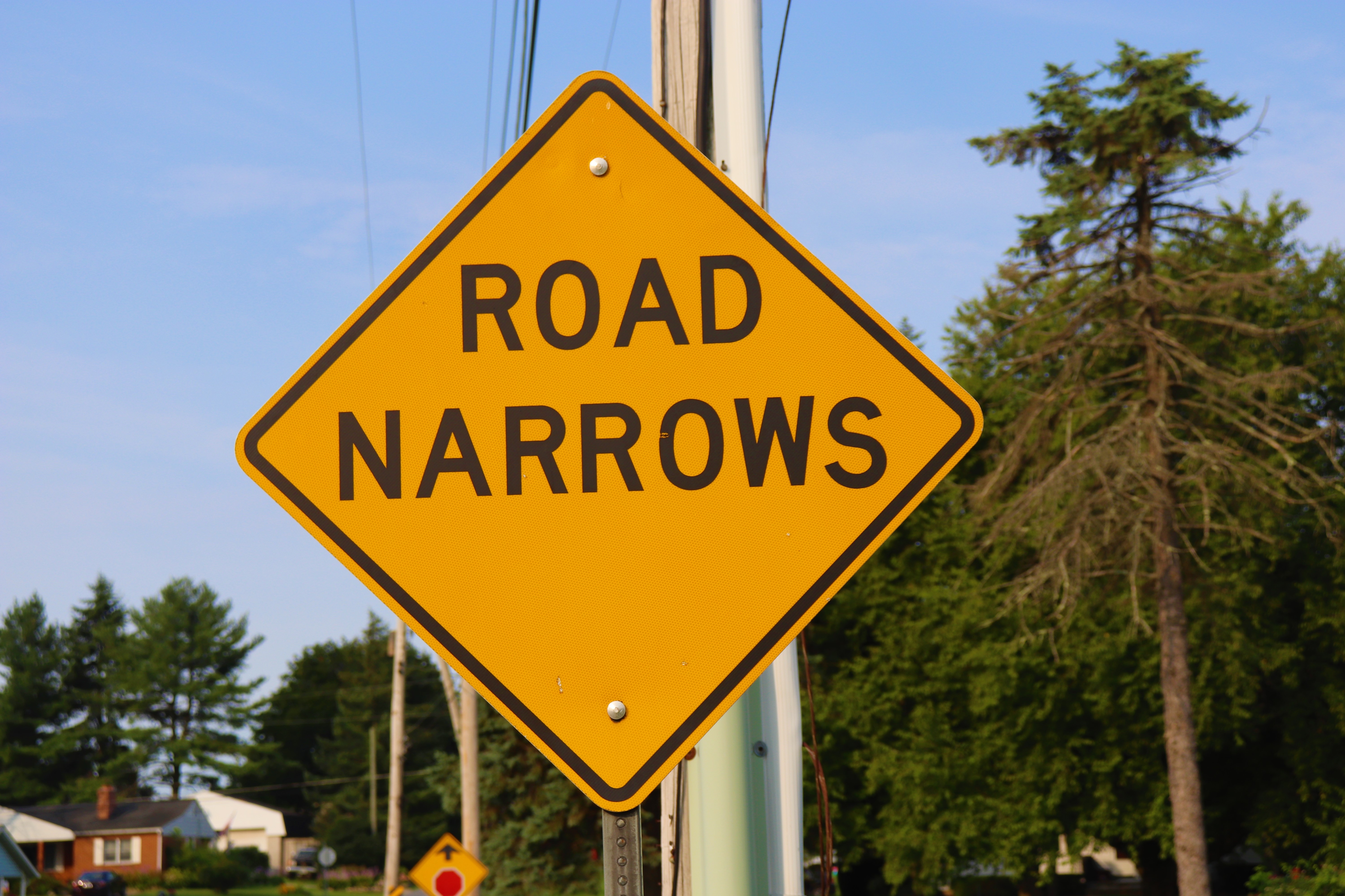 road narrows winding road sign qué significan