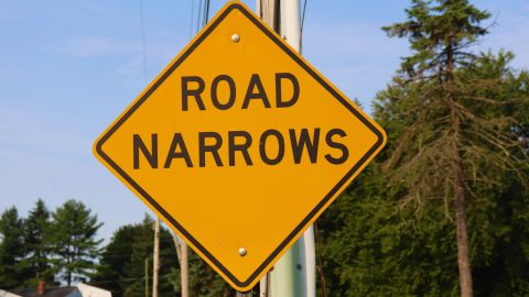 road narrows winding road sign qué significan