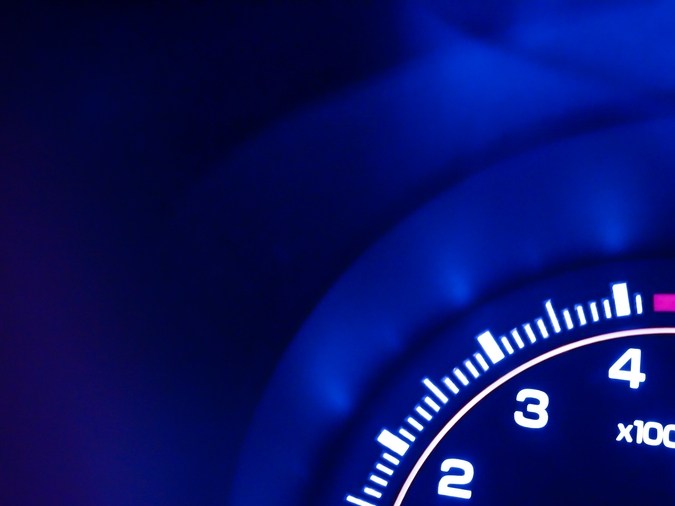 Por qué conducir a pocas revoluciones daña tu motor