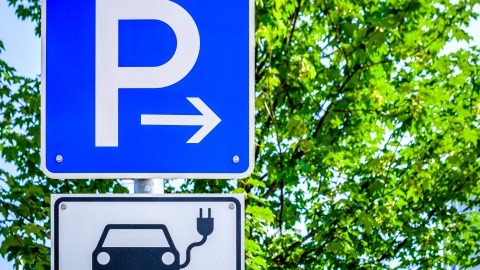 señales de tráfico para autos eléctricos