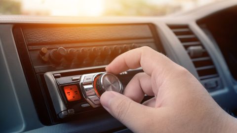 Por qué no se escucha la radio de mi carro